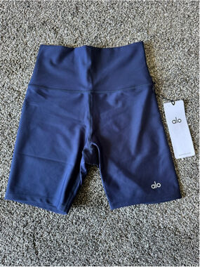 Women's Alo Yoga Airlift Energy Bike Shorts in Navy, Size S